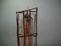 Zombi im Käfig Geist  Halloween Gespenst im Käfig ca. 85 cm hoch 