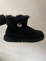 Ugg Boots in Schwarz mit Swarovski innen gefüttert mit Lammfell 