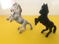 Schleich - Classics Pferde 12231 Schimmel steigend + 12411 Reitpferd steigend 