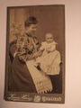 Pirmasens - sitzende Frau mit Schürze & Baby - Kulisse CDV