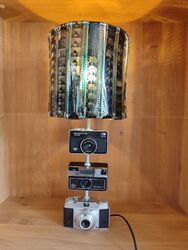 Geniale Tischlampe aus sehr alten Kameras und Dias  v. Künstler im Retro-Design