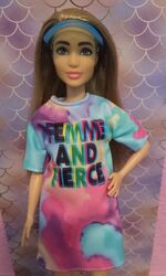 Mattel Barbie Fashionistas Nr. 159 Puppe im Tie Dye Kleid (petite) WIE NEU