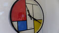 Wanduhr im Stil Bauhaus 30er Jahre, mit Mondrian Aufdruck, große Industrieuhr mi