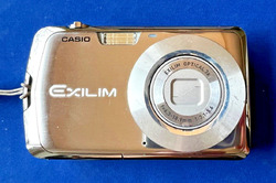 Casio Exilim EX-Z2 Digitalkamera,12.1 MP, 3-fach opt. Zoom, 2.7" Display, Silber