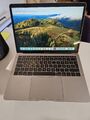  MacBook Pro 2022  13,3  M2  (256GB SSD, , 8GB RAM) Laptop - Silber