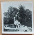 Schwarz Weissfoto Kleines Mädchen in Ruderboot Rock   Vintage 1950er