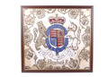 Gerahmter Stoff bedruckt mit dem Wappen von Königin Elisabeth II. In Gold, rot & blau