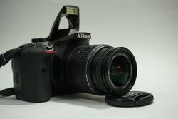 Nikon D3300 mit AF-S 18-55mm VR II Objektiv -- Spiegelreflexkamera - Schwarz