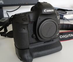 Canon EOS 5D Mark III 22,3 MP DSLR incl. Batteriegriff BG E 11 Mit 1 Akku