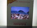 Ein überfüllter Strand in San Sebastián Spanien 1966 Vintage 35 mm Rutsche SB28