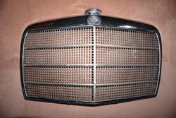 Mercedes Benz W114 W115 Strich 8 Kühlergrill Kühlergitter Frontgrill Vollmetall