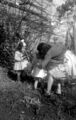 Weiblich Mit Deux Kinder By Garten Blüten - Negativ Foto Antik An. 1950