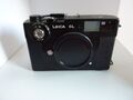 Leica CL Analog Kamera ohne Objektiv. Mit Ledertasche. Lichtmesser funktioniert