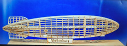 Zeppelin  Hindenburg  Flugmodell Bausatz Pichler Holz fertig zusammengebaut