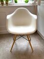 Original Eames Plastic Chair DAW Herman Miller weiß Ahorn natur mit Makel