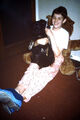 Vintage Kodak Kodachrome Rutsche negativ lächelndes junges Mädchen mit ihrem Hund Dezember 1998