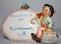 Hummel 900, 1998, Millenium 2000,Aufstellschild Wanderbub, orig.Karton,14,5x10cm