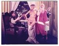 Fotografie Akt Weihnachtsmann überreicht sein Geschenk nackte Frau steigt aus J 