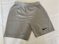 Nike dry fit Sport Shorts, Gr. M 137-147cm, grau mit klitzekleinen Makeln