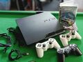 Sony PlayStation 3 Slim 320GB Spielekonsole - Schwarz Incl. 3 Controller, Spiel