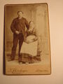 Bad Aibling - Paar - Mann & Frau in Tracht mit Schürze - Kulisse / CDV