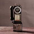 Kabelgebundenes Telefon an der Wand montiert Vintage Telefon Modell Cafe Decor