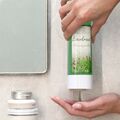 Wandhalterung + Pflegeshampoo Hair & Body mit Bio Schafmilch 420 ml