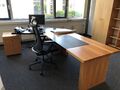 Schreibtisch + Container Massivholzplatte Kirschbaum über Eck von Holzmanufaktur