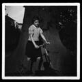 1936 - Hübsches Mädchen im schwarzen Rock mit Roller - 1930er - Foto 6x6cm