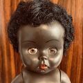 Vintage schwarze Baby Mädchen Puppe mit schließenden braunen Augen & roten Lippen Made in England