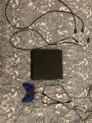Sony PlayStation 4 Slim 500GB Spielkonsole - Schwarz Mit controller wenn nötig.