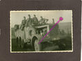 Ä9) Foto Wehrmacht Soldaten Auto LKW Beute Kennung .