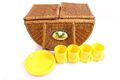 Picknick Korb Korbgeflecht für 4 Personen Tassen Teller Gelb Kunststoff
