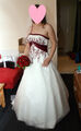 Wunderschönes Brautkleid mit Pailletten und roter Stickerei 