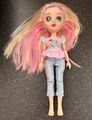 Jada Toys Mädchen B-Kind Brianna umweltfreundliche Puppe mit Outfit & Ohrringen