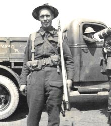 Zweiter Weltkrieg Militär Foto Postkarte Glücklicher britischer Soldat posierendes Gewehr Van 