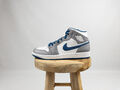 Nike Air Jordan 1 Mid True Blue Cement Grey Sneaker DQ8426-014 NEU Herrenschuhe