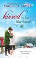 Von ihrem falschen Verlobten geküsst: Eine süße kleine Stadt Weihnachtsromanze von Macie St. James