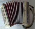 Cavagnolo Knopf Akkordeon aus Frankreich, Perlmutt C-Griff 3-chörig, 120 Bässe