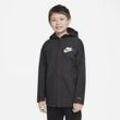 Nike Sportswear Windpuffer lockere, wasserabweisende, hüftlange Storm-FIT-Jacke mit Kapuze für ältere Kinder (Jungen) - Schwarz