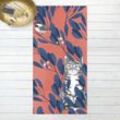 Vinyl-Teppich - Laura Graves - Illustration Katze und Vogel auf Ast Blau Rot - Hochformat 2:1 Größe HxB: 280cm x 140cm