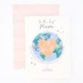 Cremefarbene Muttertagskarte mit Herz und Weltkugel