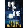 One by One - Freida McFadden, Kartoniert (TB)